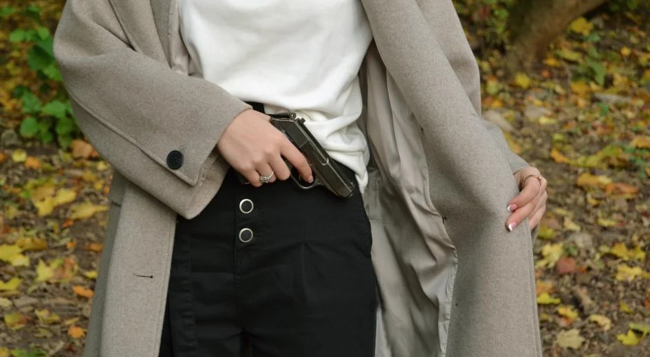 A knife-wielding man attacked a woman as she entered a residential building. A second woman armed herself with a gun and intervened. Kashin Sergey Alekseevich / Getty Images 